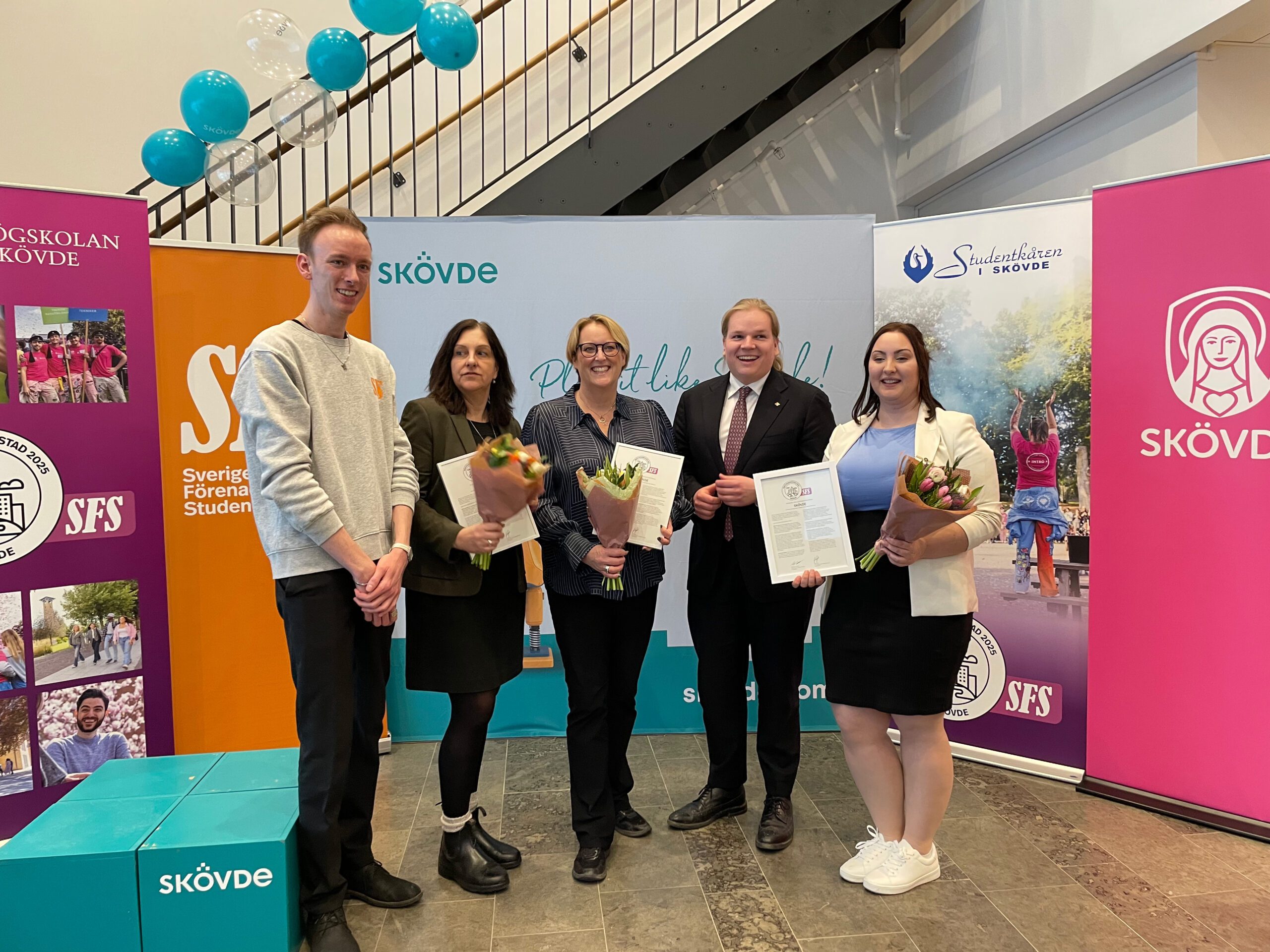 Five people with prizes and flowers after winning Student City of the Year in Skövde