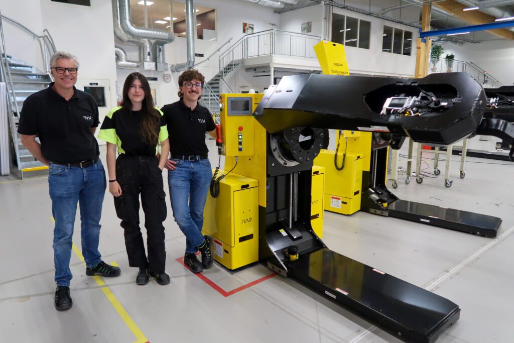 Magnus, Marta and Santiago brevid en av elektroautomatiks robotar i Skövde