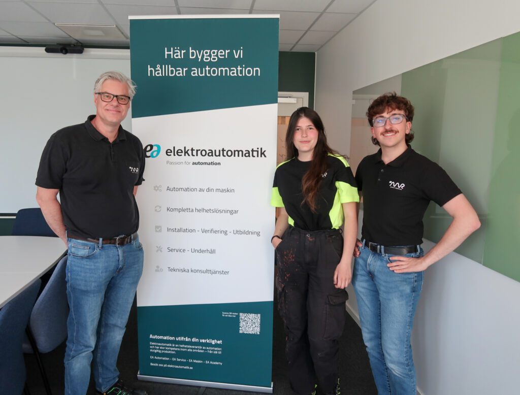 Magnus, Marta and Santiago med en roll-up från Elektroautomatik på deras Skövde kontor