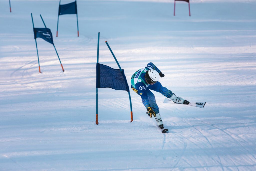 En alpin slalomåkare som åker mot målinjen under Sm-veckan i Skövde 2023