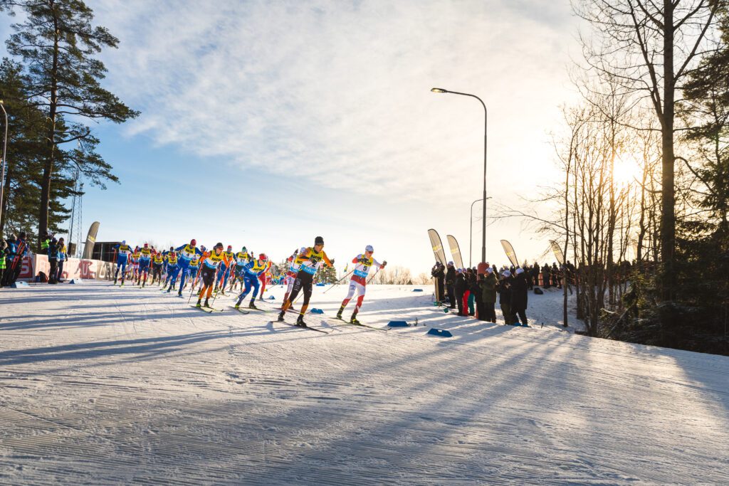 Längdskidåkare som åker fristil i solskenet under Sm-veckan i Skövde 2023