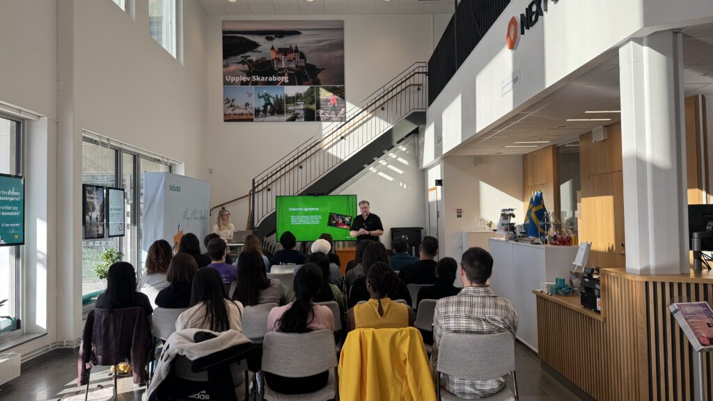 En grupp människor sitter i Welcome house i Skövde.