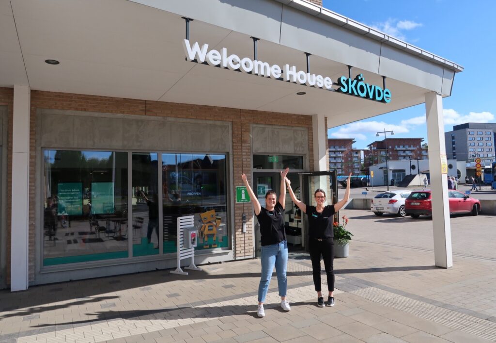 Två kvinnor står utanför Welcome House i Skövde