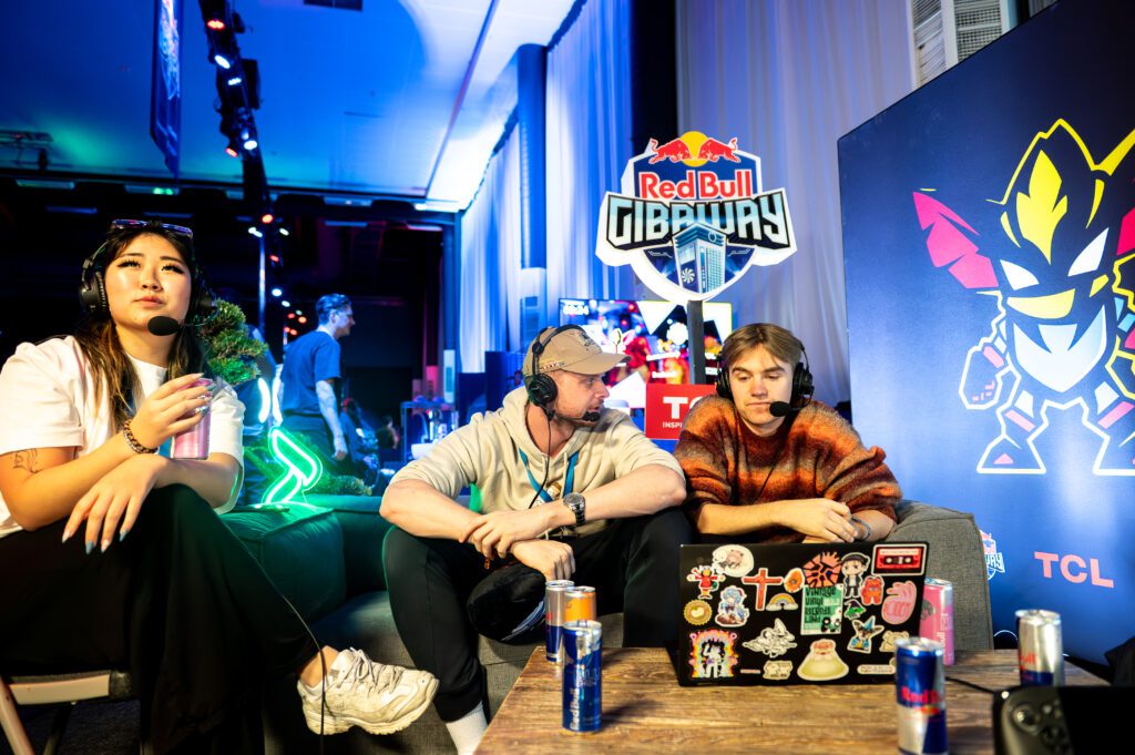 Några persone sitter vid ett bord och kommenterar dataspel